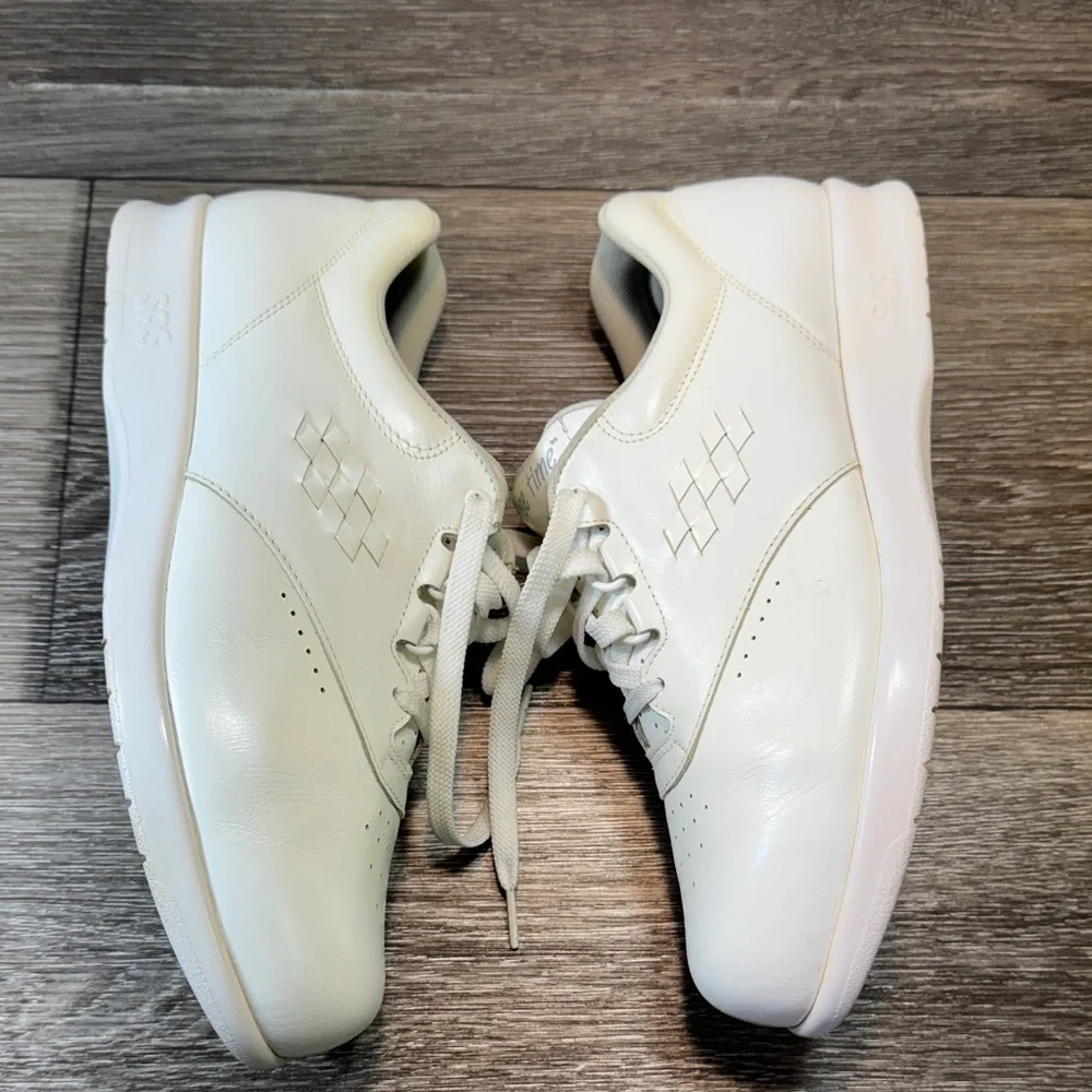 SAS White Leather Sneakers woman’s size 9 (j34)